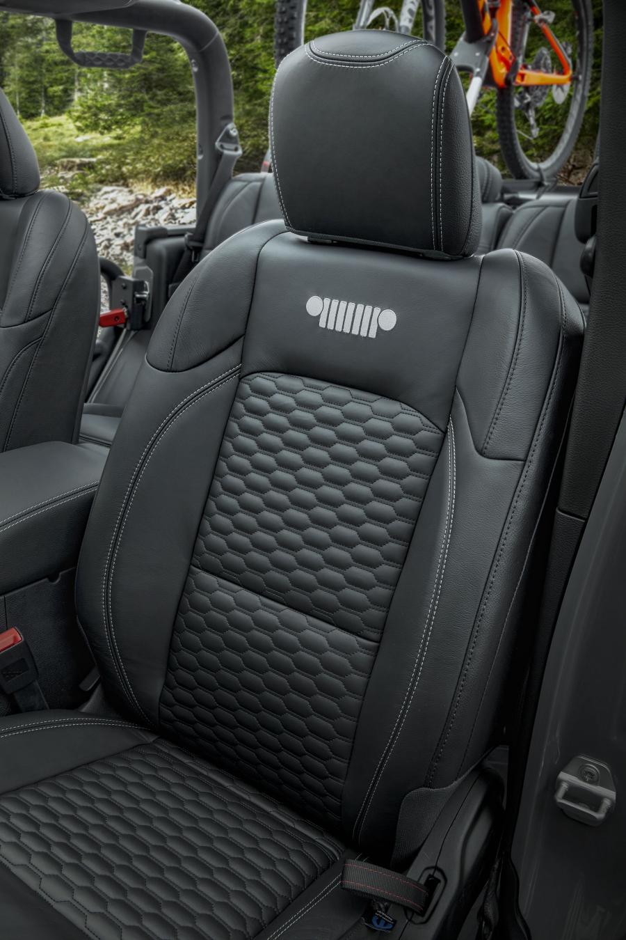 Интерьер Jeep Gladiator Rubicon by Mopar (JT) 2019 года  (фото 4 из 7)